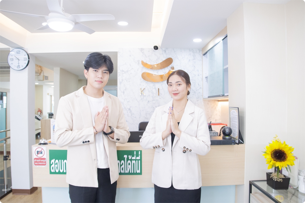 นักกายภาพบำบัดประเมินอาการปวดหลังที่ KIN Wellness ศูนย์ฟื้นฟูคิน KIN